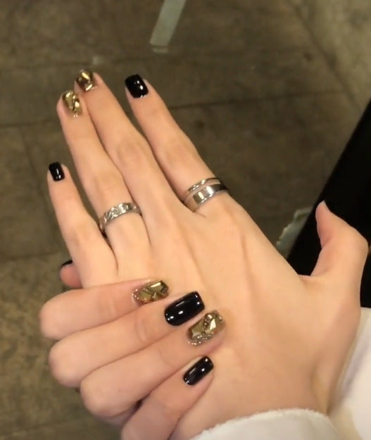 Artful nail art with luxurious glitter design Kalsten