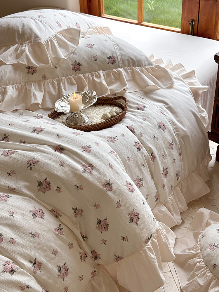 Romantic cotton bed linen set with frill and rose pattern