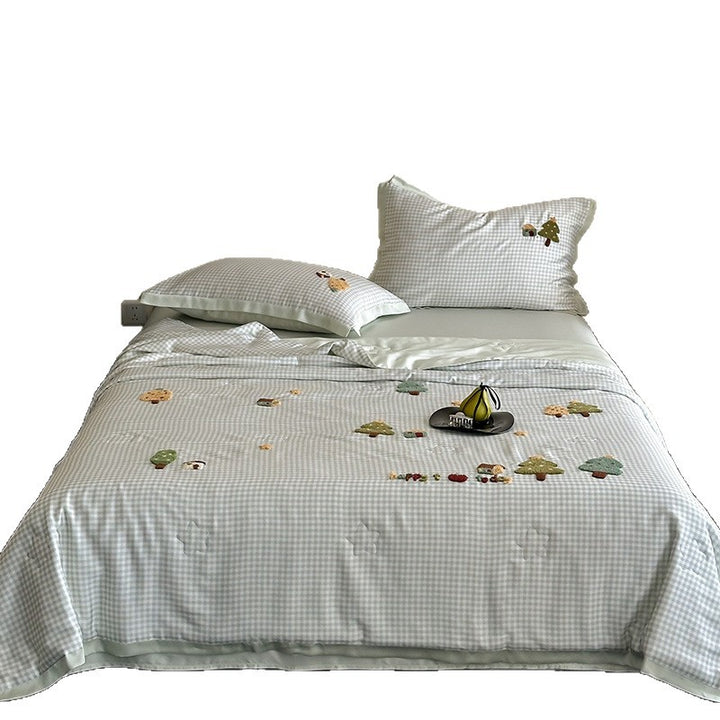 Bedding set with embroidered teddy motifs and fine gingham check