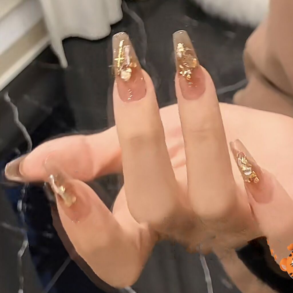 Glossy Press-On Nail Set with Decorative Metallic Accents Kalsten
