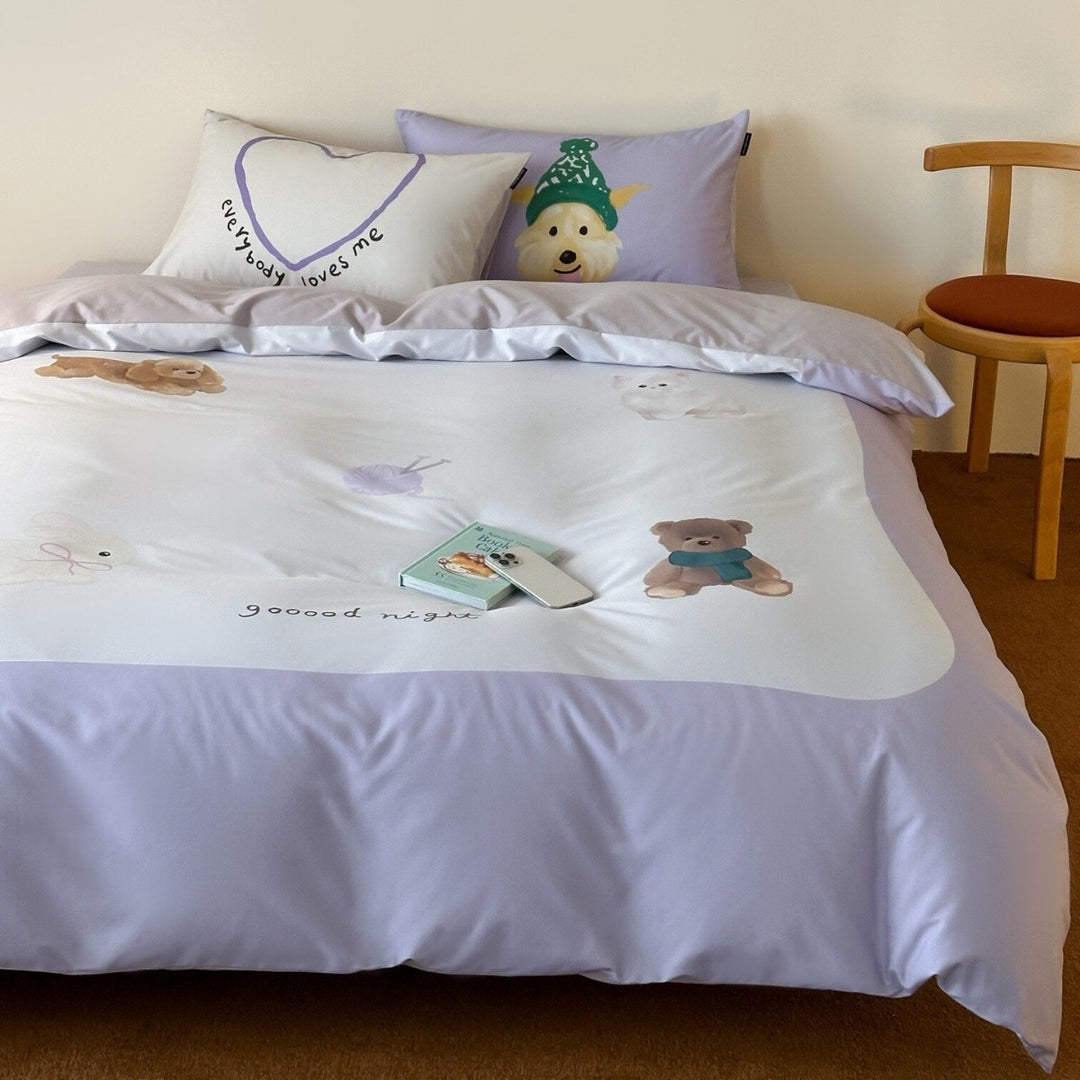 Multi-piece duvet cover and pillowcase set made of cotton muslin with illustrative teddy bear family print