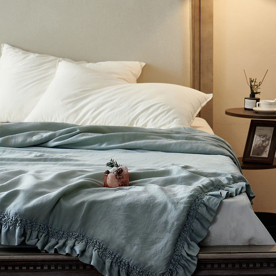 Light padded bedspread made of linen-cotton blend with gathered ruffle