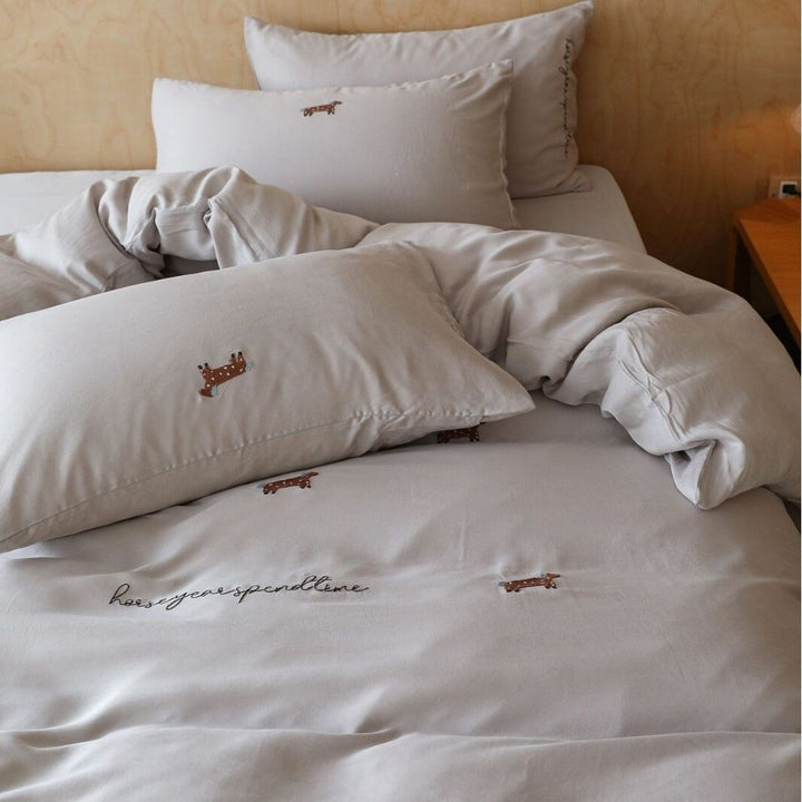 Finely woven bedding set with embroidered dachshund motifs