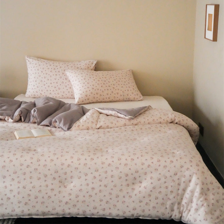 Children's bedding set made of cotton percale with fine floral block print