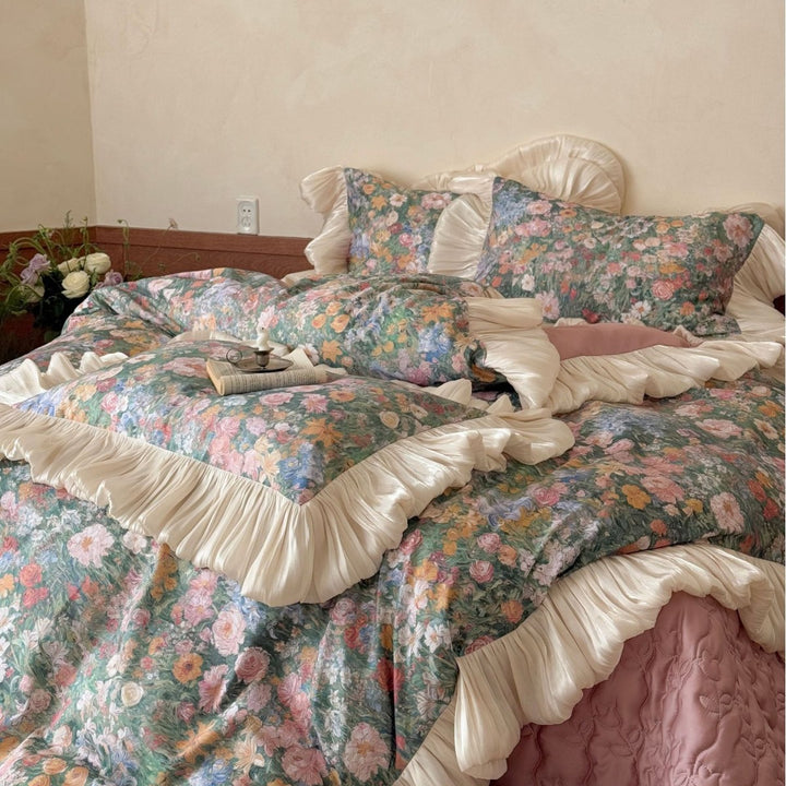 Floral bedding set with pleated ruffle and vintage floral print