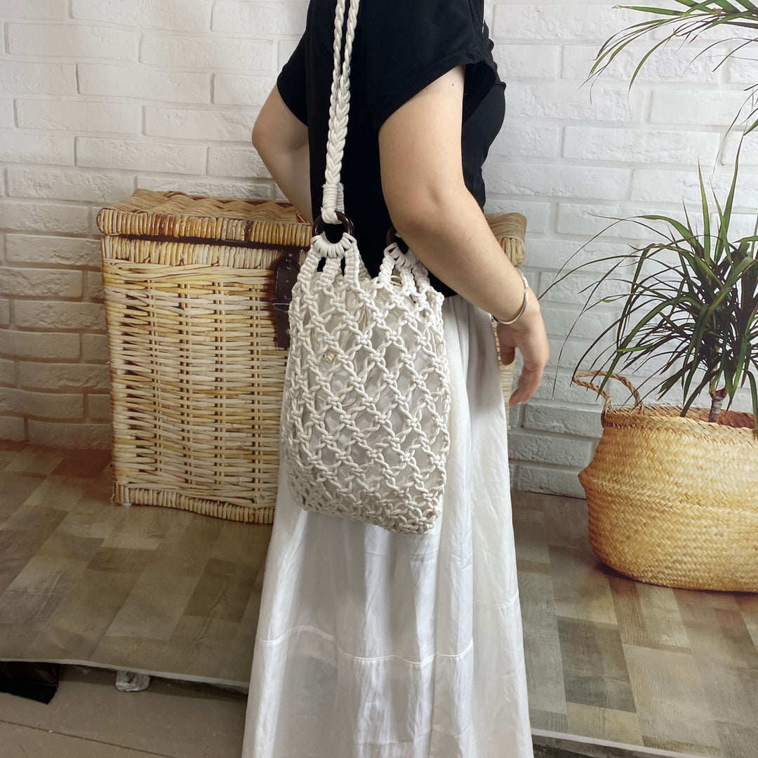 Hand-knotted mesh bag with decorative wooden rings Kalsten