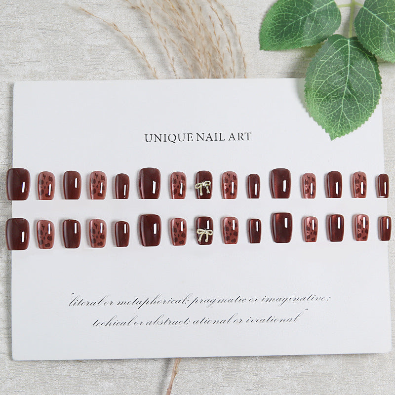 Nail set with elegant leopard pattern and luxurious accents Kalsten