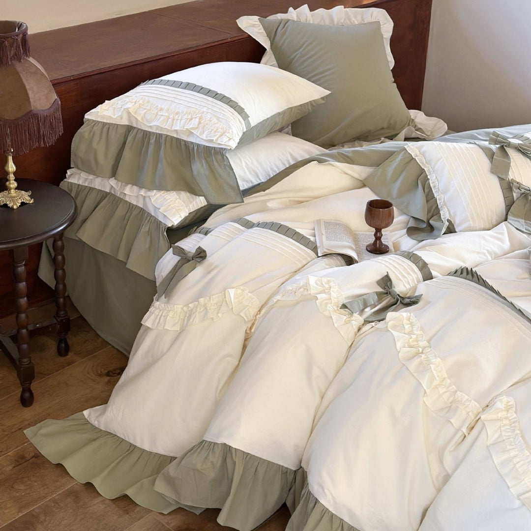 Bedding set in cottage chic with gathered hem and bow application