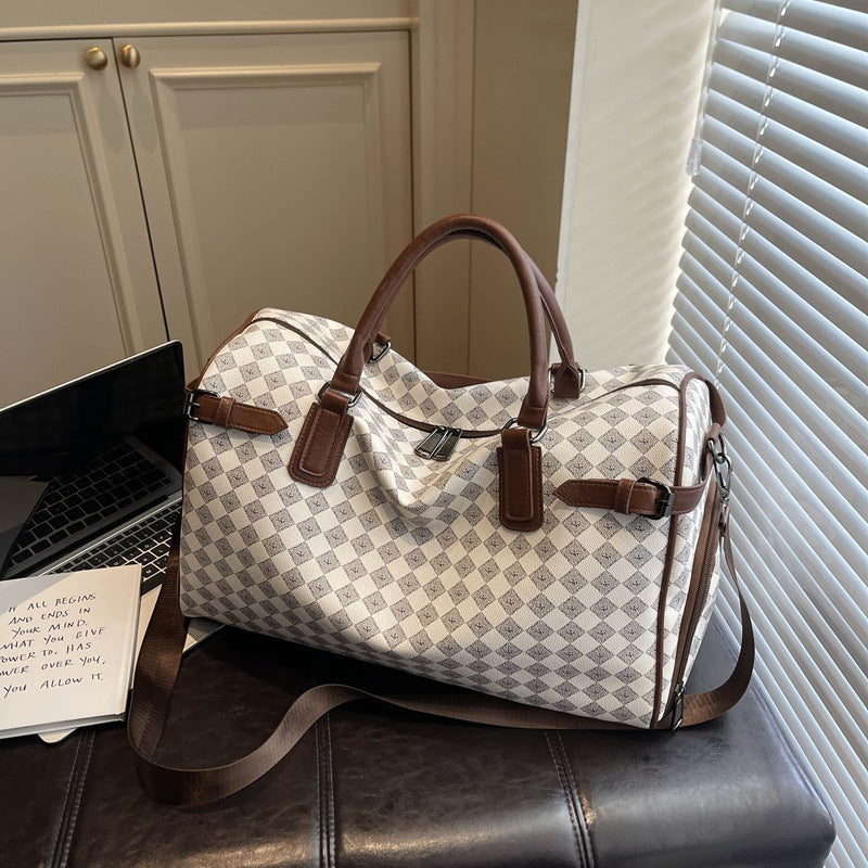 Sporty travel bag with multiple compartments and reinforced carrying handles Kalsten