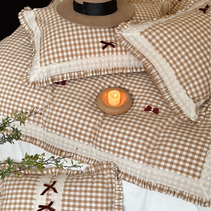 Checked bedding set in Vichy check with ruffles and lace edge