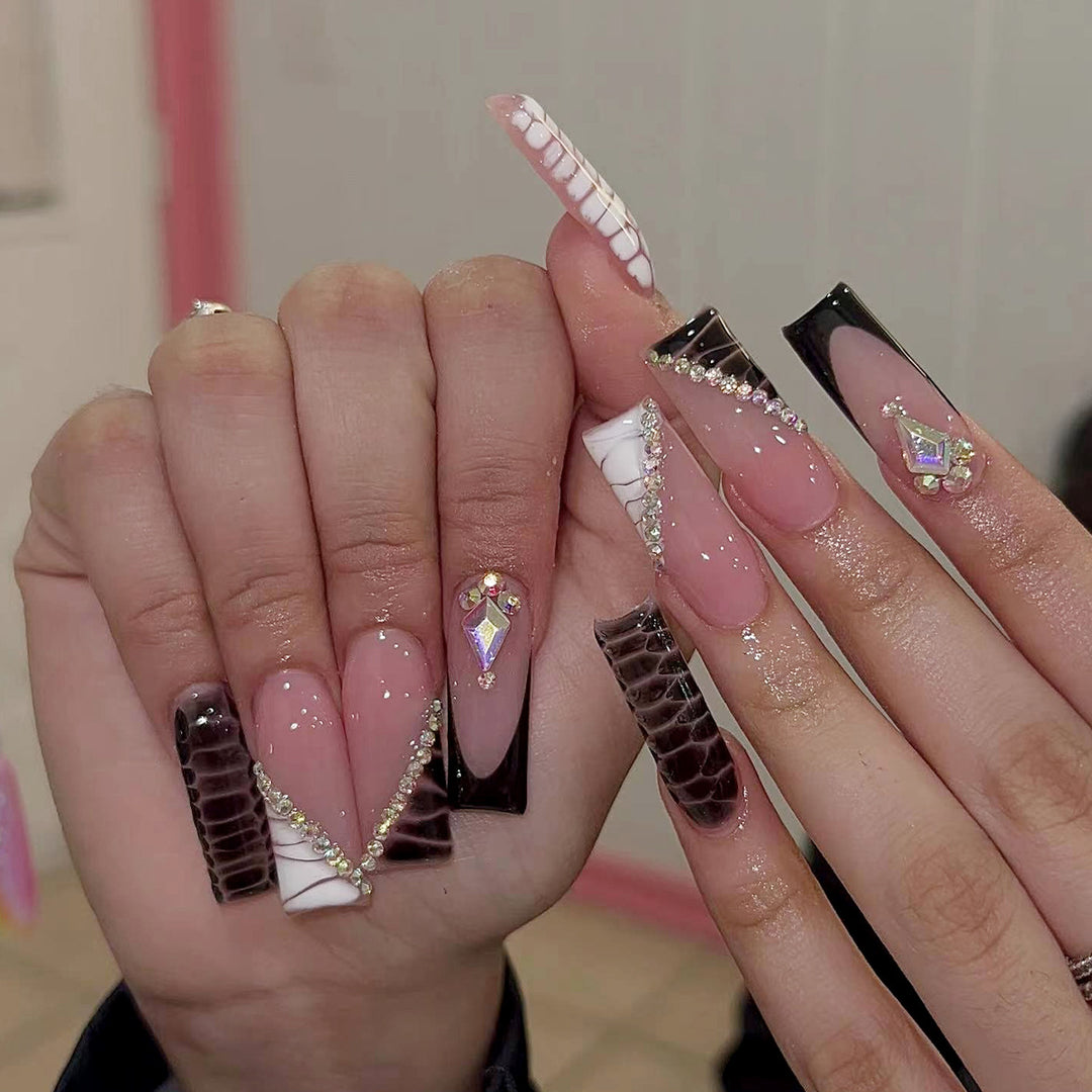 Exclusive artificial nails with glitter details and geometric designs Kalsten
