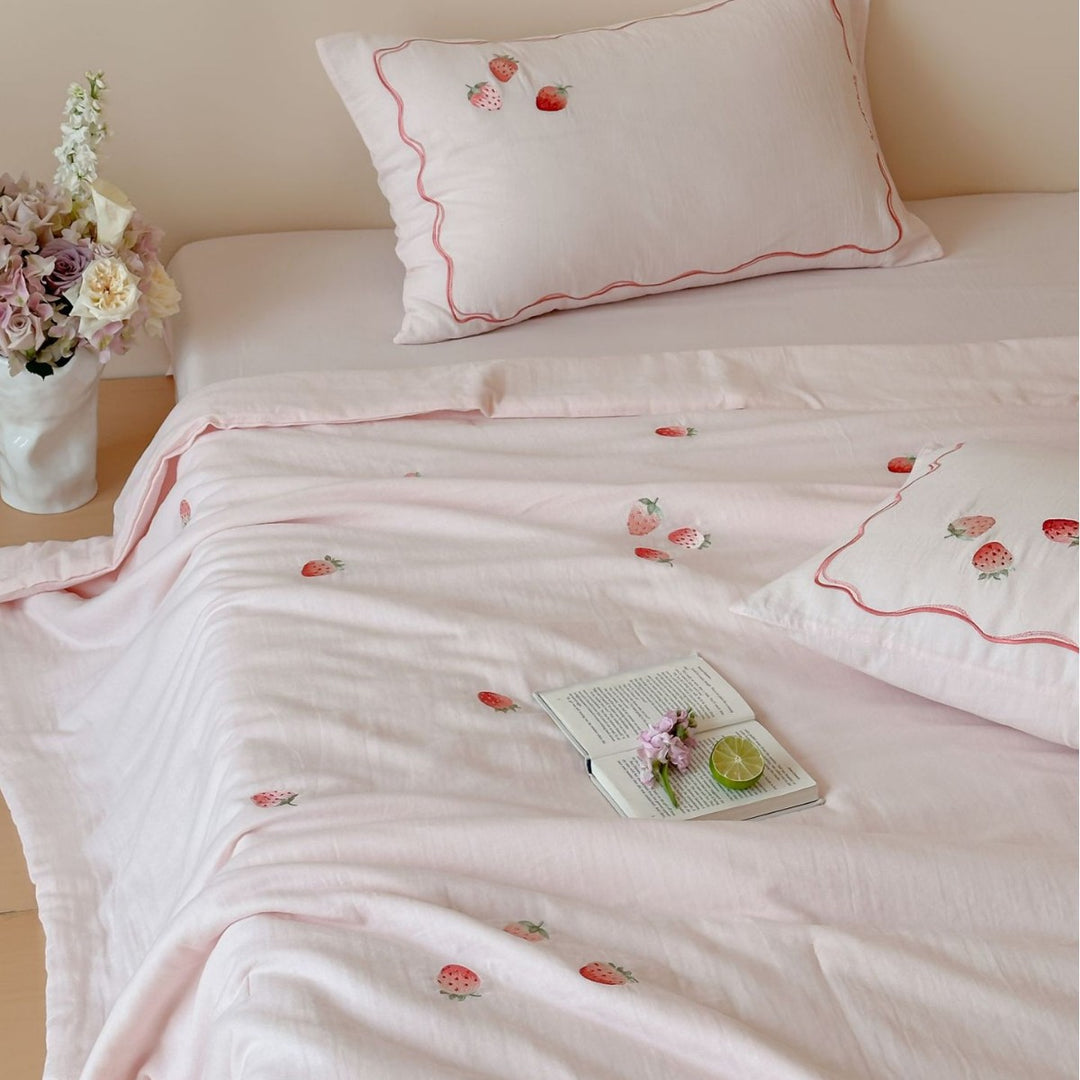 Light bedding set made of cotton percale with delicate floral embroidery