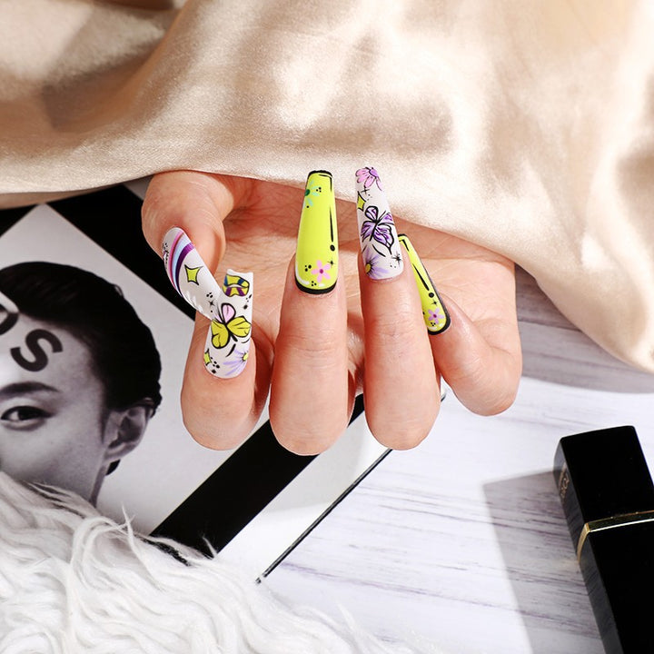 Artificial nails in creative flower design Kalsten