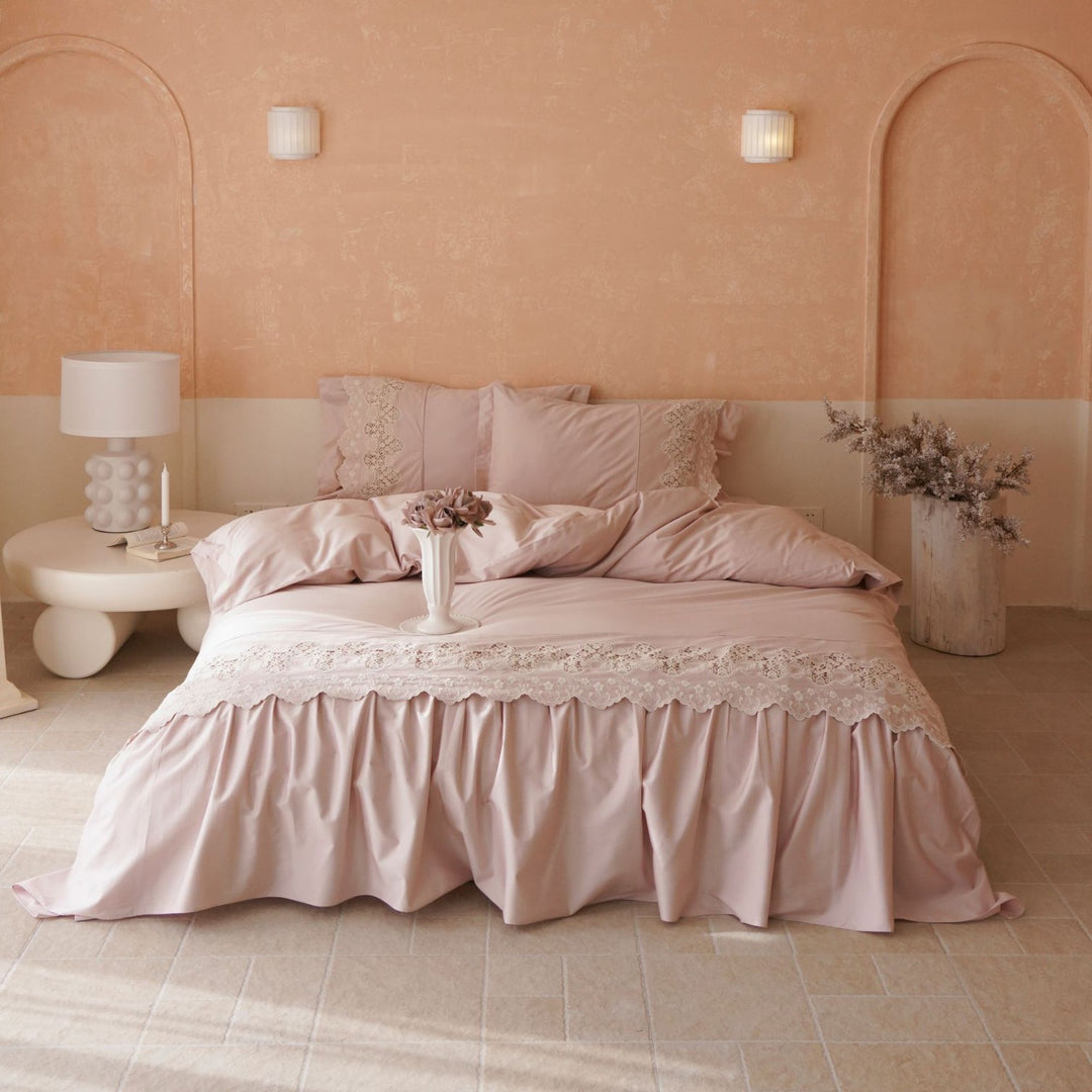 Bedding set made of cotton satin with lace trim and ruffle