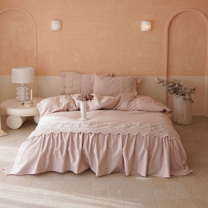 Bedding set made of cotton satin with lace trim and ruffle