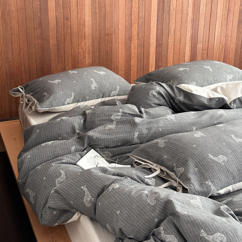 Duvet cover set made of lightweight linen-cotton blend with delicate cat embroidery and ties