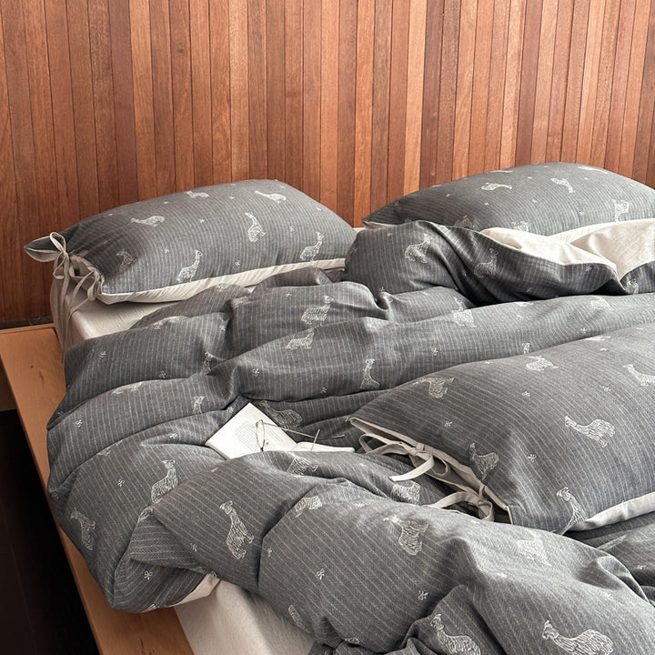 Duvet cover set made of lightweight linen-cotton blend with delicate cat embroidery and ties