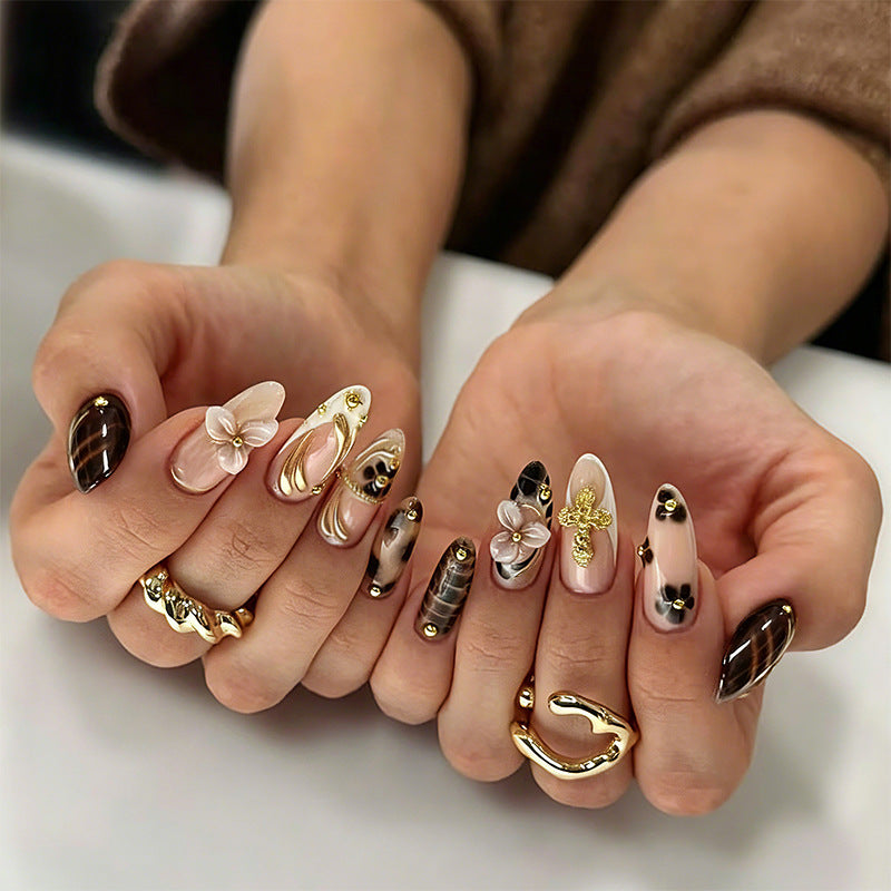 Artful nail set with floral accents Kalsten