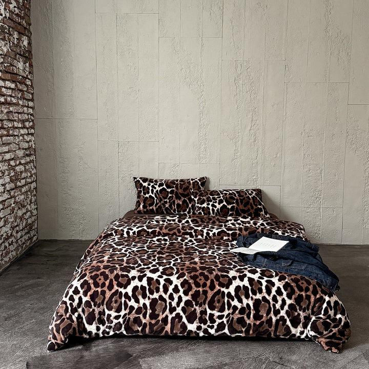 Luxurious velvet bedding set with leopard pattern