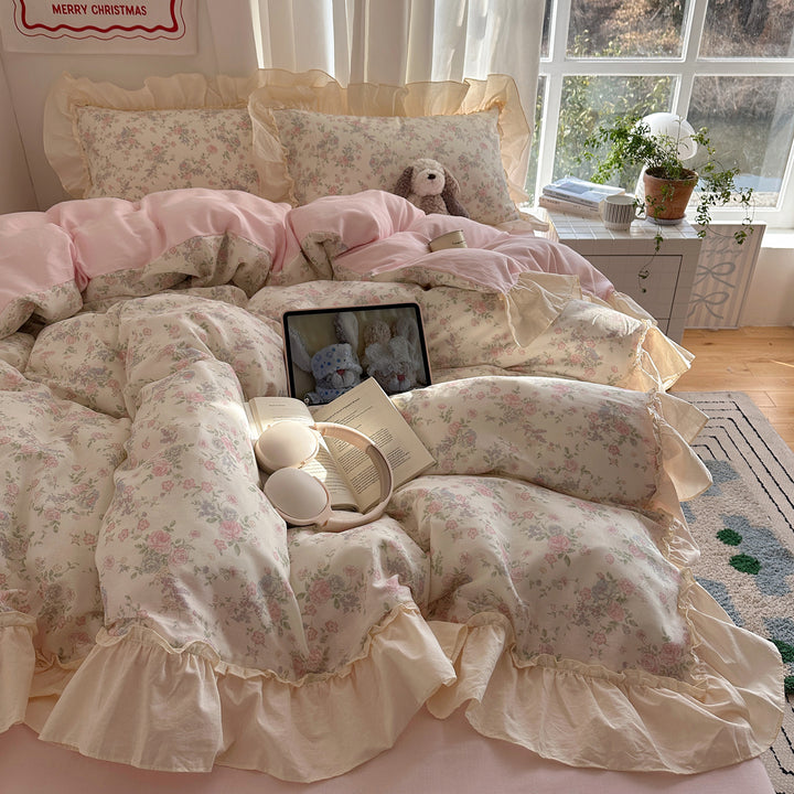 Bedding set made of cotton percale with delicate floral design, ruffle frill and reversible duvet cover