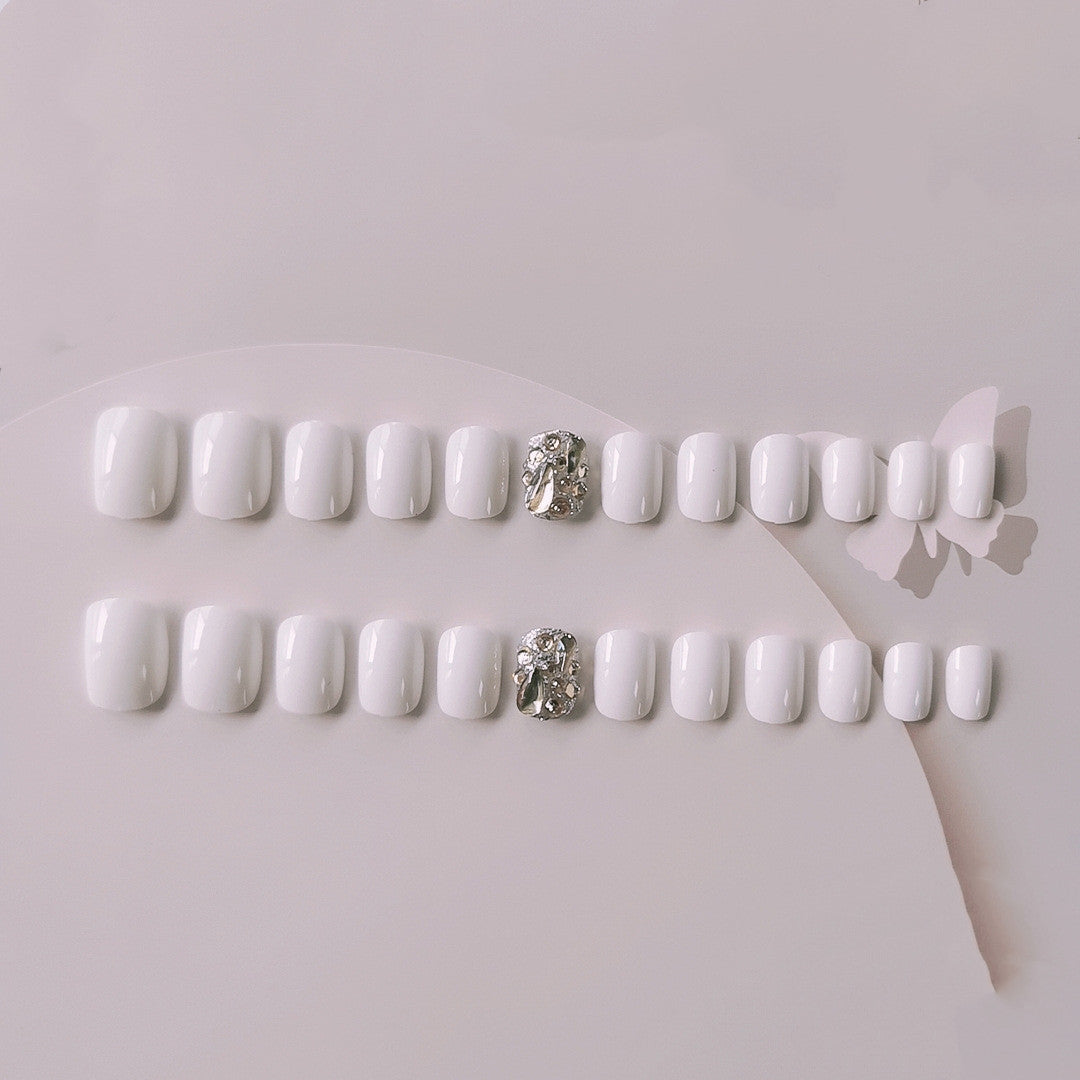 Artificial nails with glitter design and elegant accents Kalsten