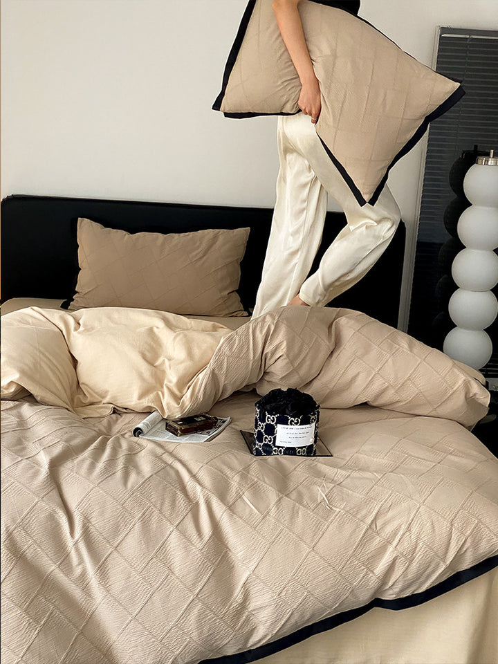 Padded duvet set made of cotton satin with contrasting piping edge