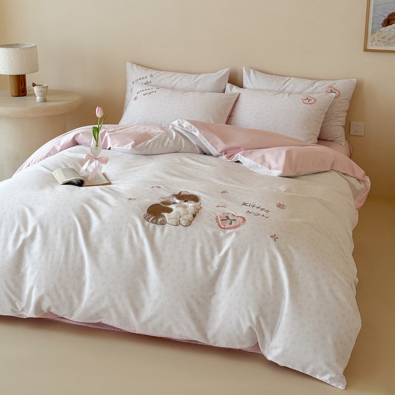 Children's bedding set with embroidered teddy bear motif and reversible cotton satin