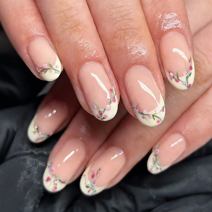 Artificial nail set with delicate rose accents Kalsten