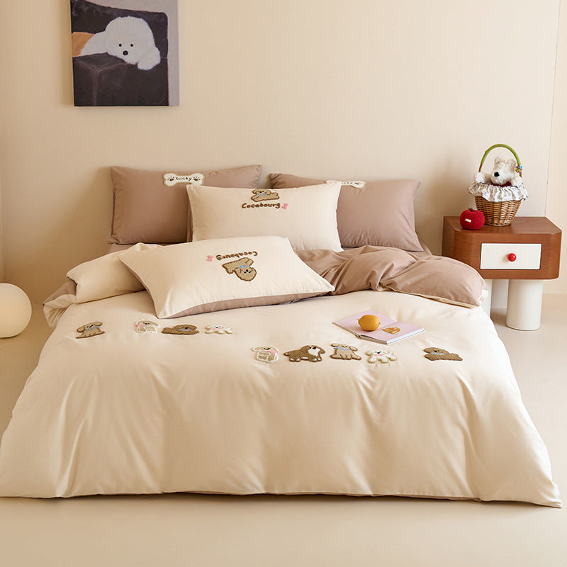 Cotton bedding set with embroidered cat appliqués and reversible pillowcases