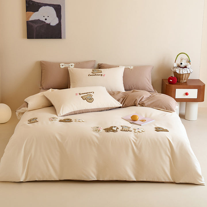 Cotton bedding set with embroidered cat appliqués and reversible pillowcases