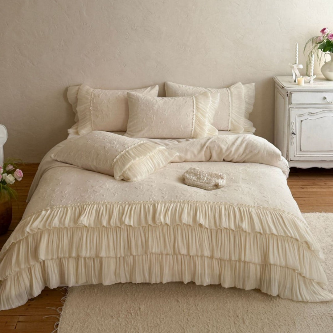 Bedding set with quilted jacquard structure and pleated ruffle
