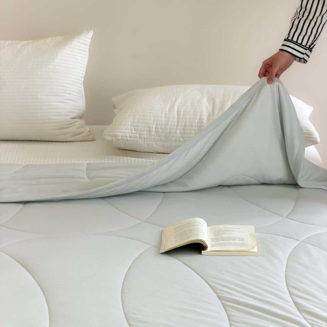 Reversible quilted bedspread with pillow covers made of breathable microfiber