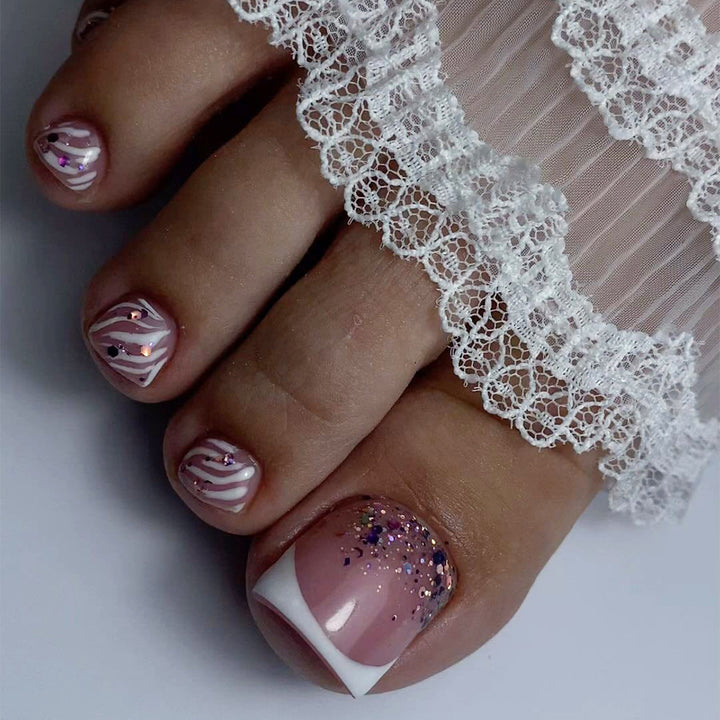 Artful toenail decoration with elegant gold accent Kalsten