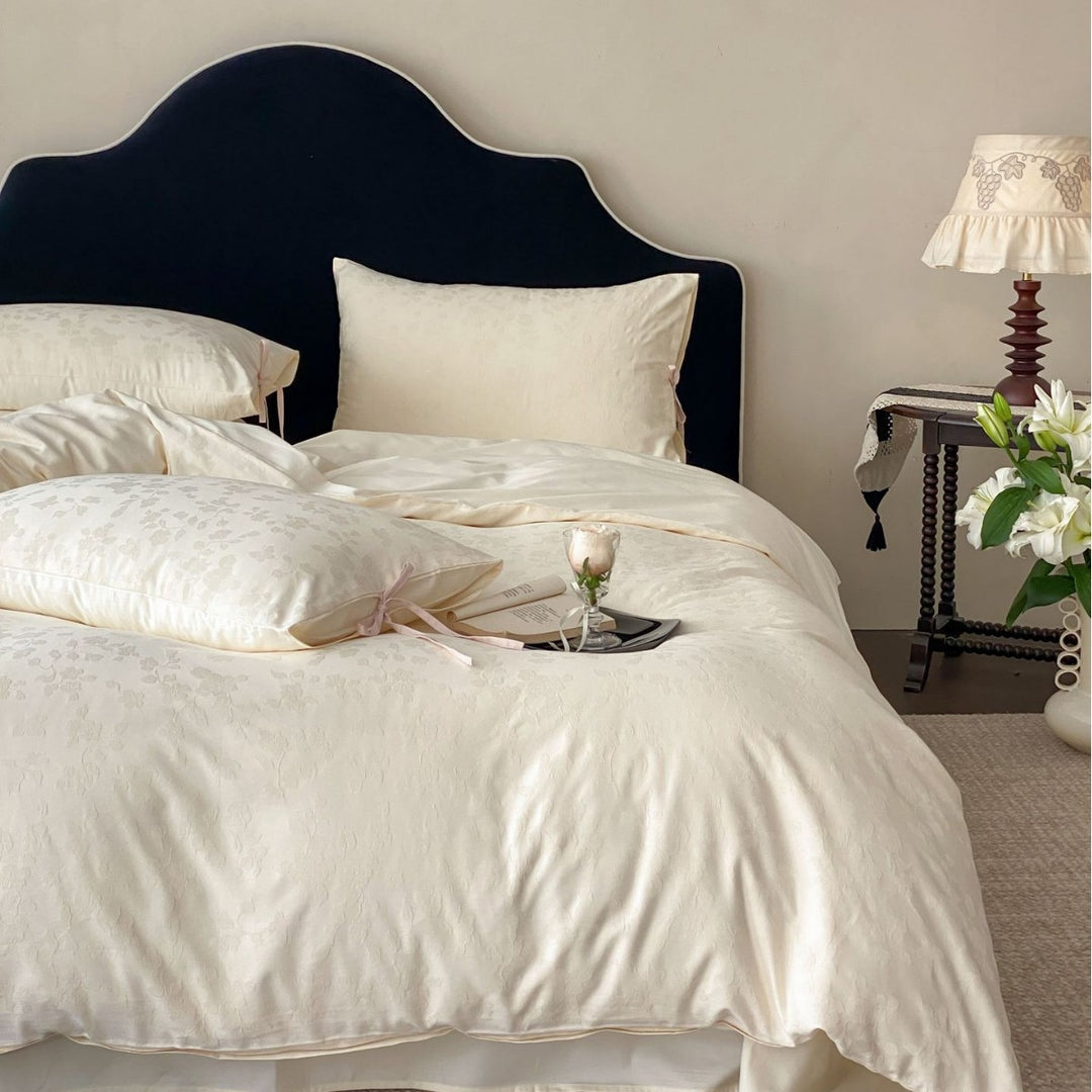 Jacquard bedding set with bow closure and fine floral texture