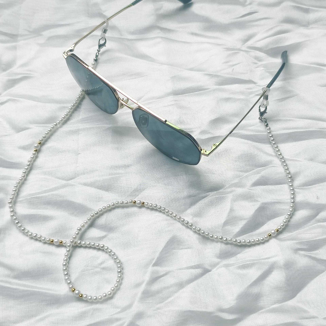 Fashionable pearl necklace with golden accent Kalsten