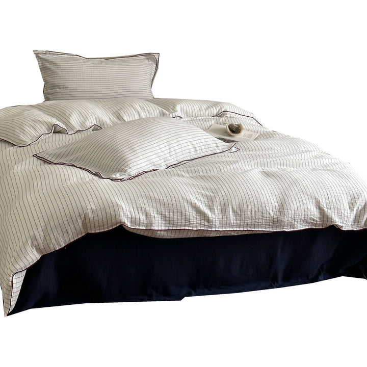 Bedding set made of cotton with fine stripes and contrasting piping