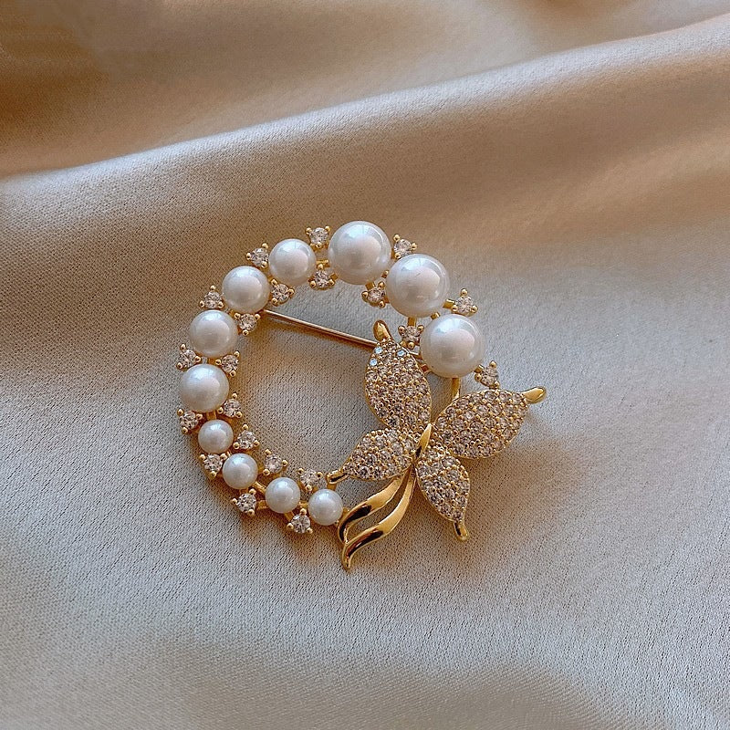 Exquisite pearls and rhinestone brooch Kalsten