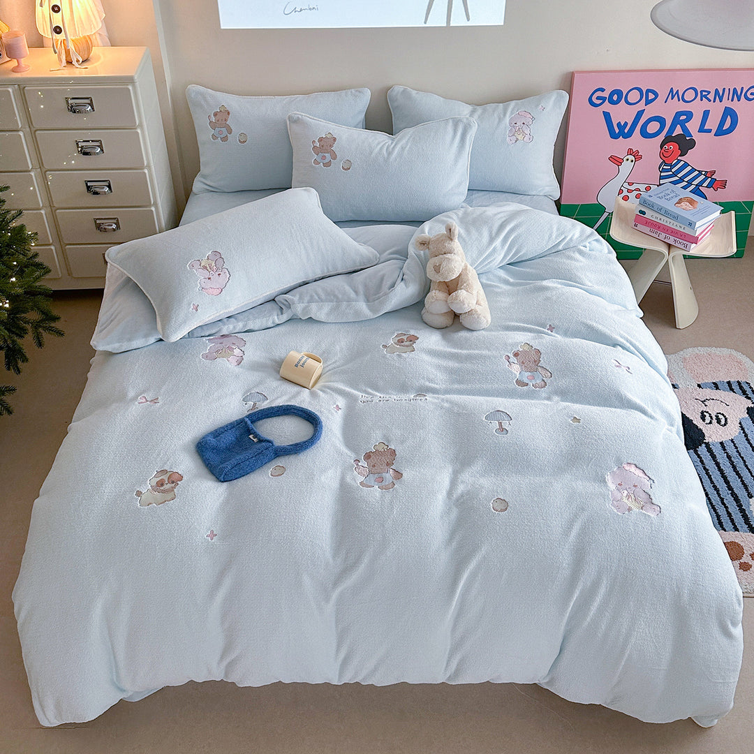 Children's bedding set made of soft cotton fleece with embroidered teddy bear motifs