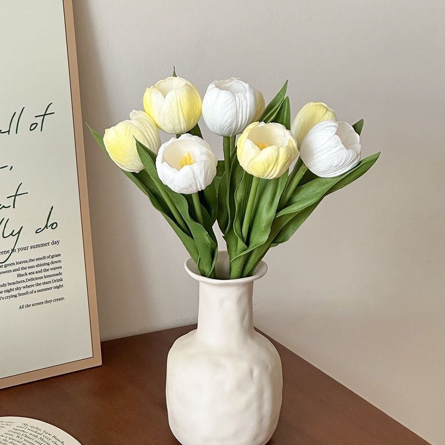 Decorative Realistic Tulip Bouquet