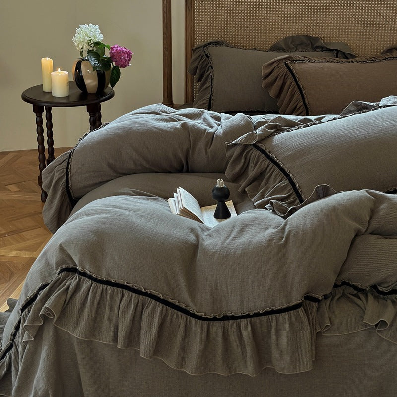 Vintage-style duvet cover set made of soft linen-look cotton with ruffles and contrasting piping