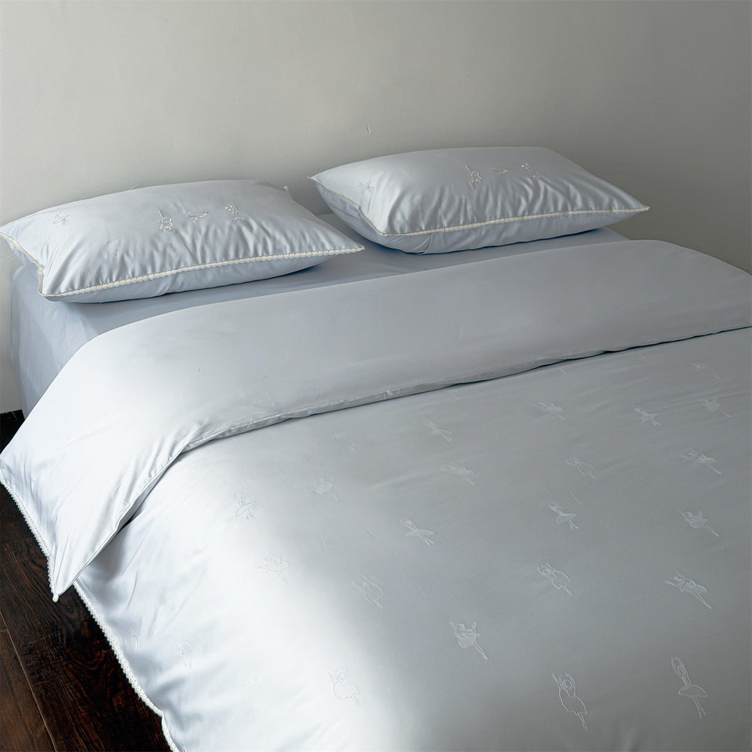 High-quality bed set made of cotton satin with subtle ballerina relief embroideries & lace edging