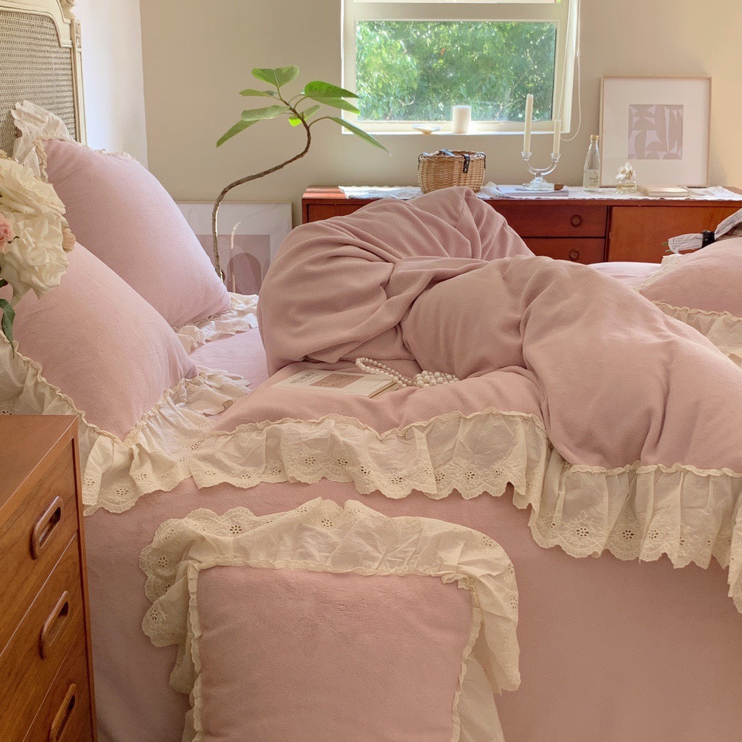 Cozy microfleece bedding set in vintage cottage style with cotton lace trim