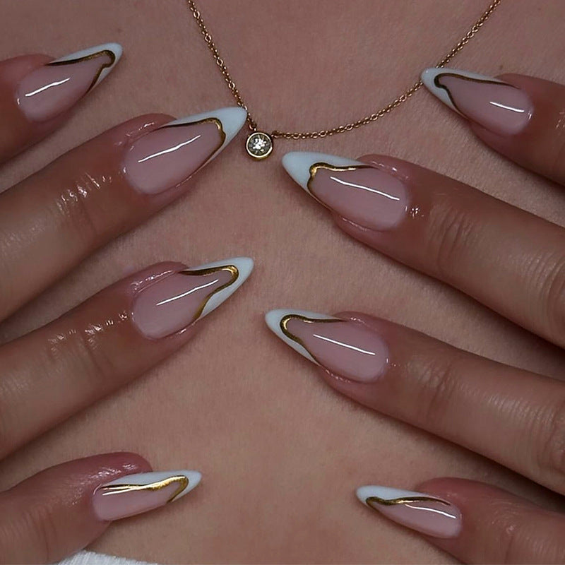 Artifical nail set with elegant gold trim and delicate pink Kalsten