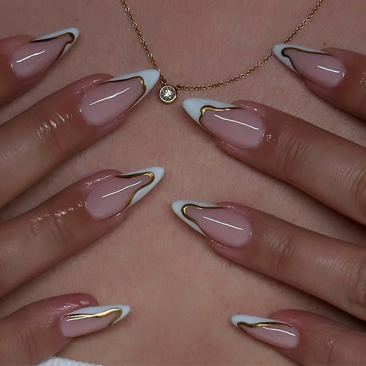 Artifical nail set with elegant gold trim and delicate pink Kalsten