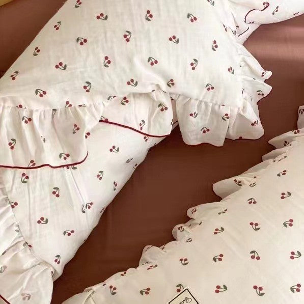 Cotton bedding set with delicate floral pattern and decorative ruffle