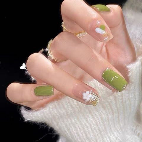 Artistic Press-On Nail Set with Floral and Glossy Design Kalsten
