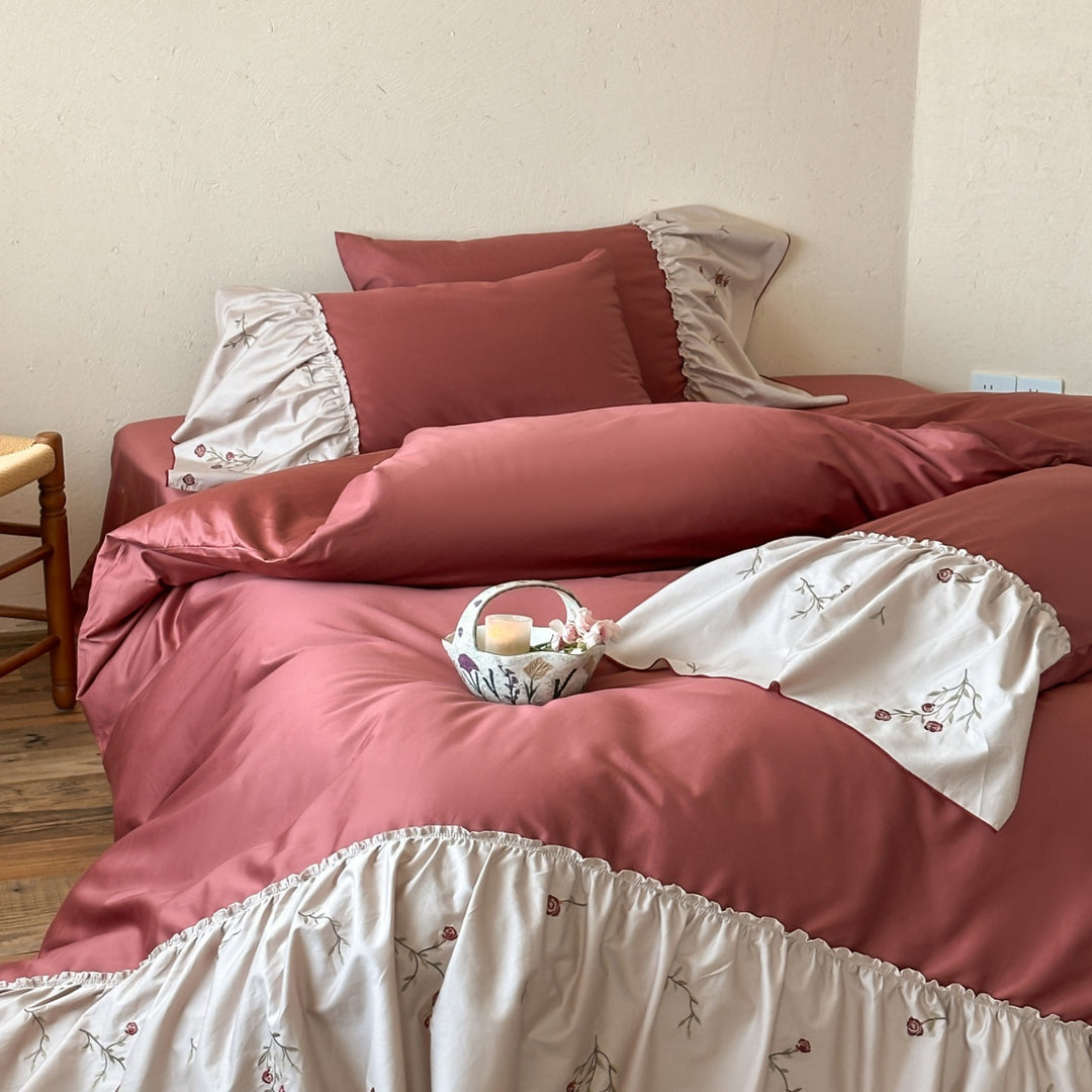 Elegant bedding set made of cotton satin with embroidered frill and reversible pillow