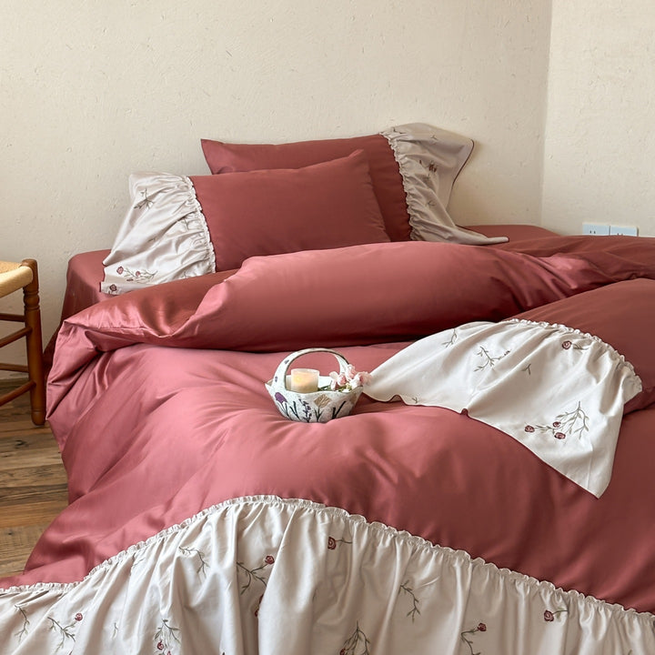 Elegant bedding set made of cotton satin with embroidered frill and reversible pillow