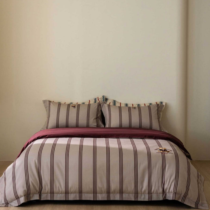 Checkered bedding set with reversible design and pillowcases