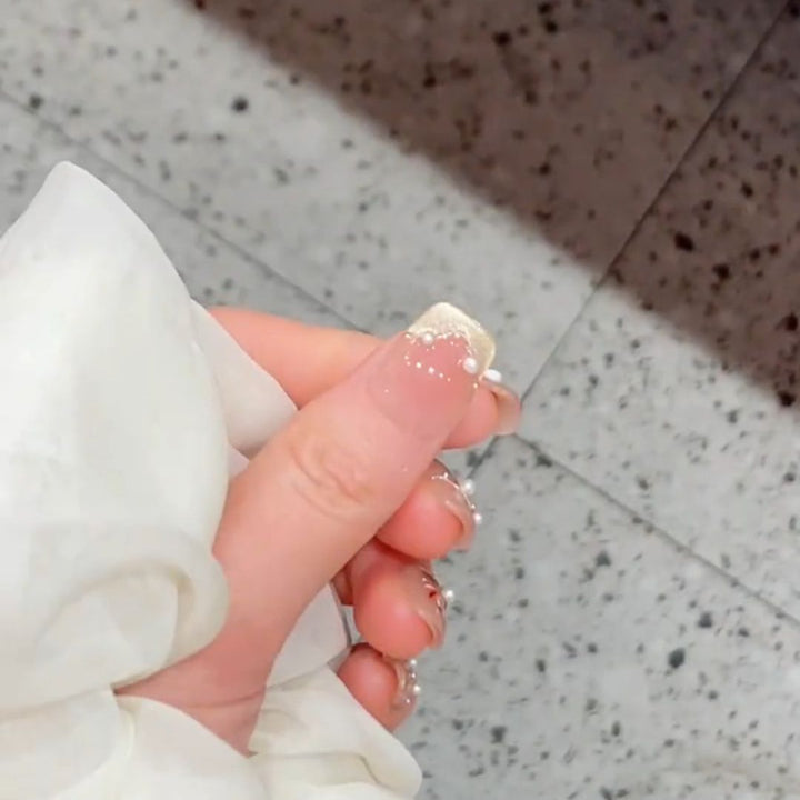 Artificial nails with elegant pearl and flower accents Kalsten